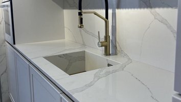 Смеситель для каменной мойки и столешницы