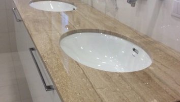 Столешницы в ванной из натурального камня