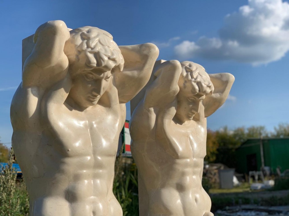 статуи атланты в Москве